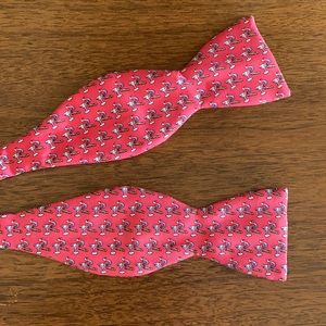 Vineyard Vines bow tie.